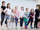 Ballett trifft Schule: Simone Endres von der Staatsoper München übt mit Schülerinnen und Schülern eine Verbeugungsaufstellung. Das tanzende Klassenzimmer ist ein Projekt des Bayrischen Staatsballetts.