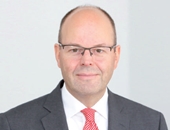 Portrait von Klaus Hendrik Potthoff. Er ist stellvertretender Leiter des Geschäftsbereichs Rehabilitation und Entschädigung bei der Kommunalen Unfallversicherung Bayern.