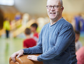 Portrait von Eduard Schneider. Er ist als abgeordnete Lehrkraft Schulsportkoordinator am Staatlichen Schulamt Offenbach.